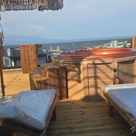 Penthouse With Terrace, Jacuzzi, And Sea View Appartement Sarandë