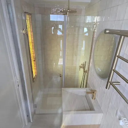 Penthouse With Terrace, Jacuzzi, And Sea View Appartement Sarandë